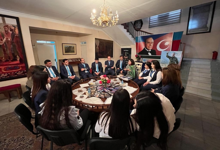 Muzeydə ədəbi söhbətlər ətrafında dəyirmi masa təşkil edilib