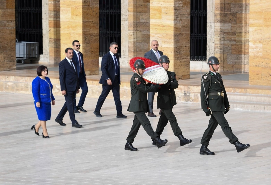 Presidenta del Parlamento de Azerbaiyán visita Anıtkabir en Ankara