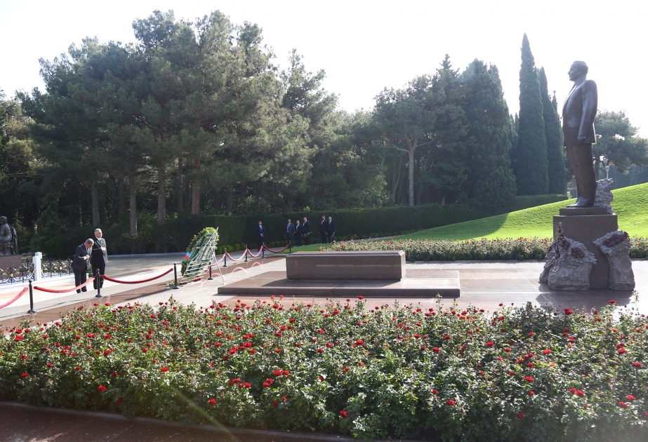 Iraqi delegation pays respect to Great Leader Heydar Aliyev, Azerbaijani martyrs