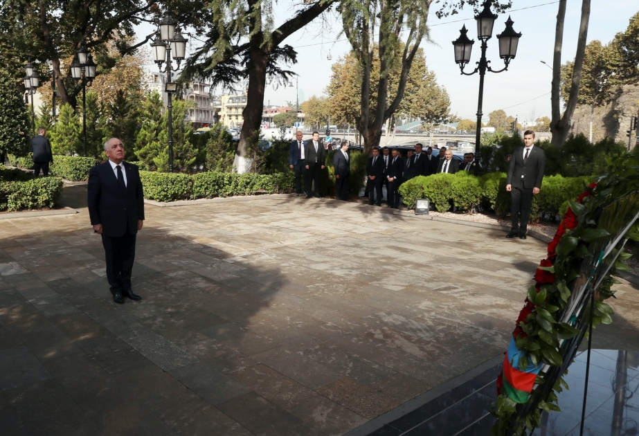 Baş nazir Əli Əsədov Tbilisidə Ulu Öndərin abidəsini ziyarət edib