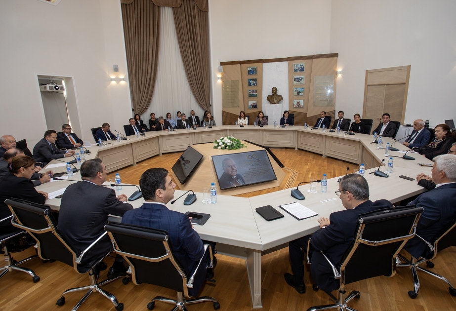 Ulu Öndərin Azərbaycan elektroenergetikasının inkişafındakı roluna həsr edilmiş dəyirmi masa keçirilib
