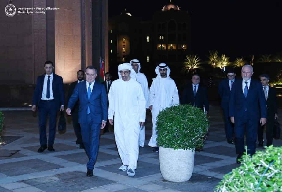 Ministros de Asuntos Exteriores de Azerbaiyán y EAU discuten la situación en la región