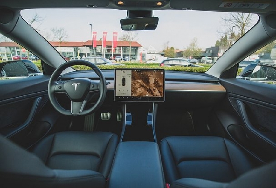 “Tesla” sürücüləri kamera vasitəsilə izləyə biləcək