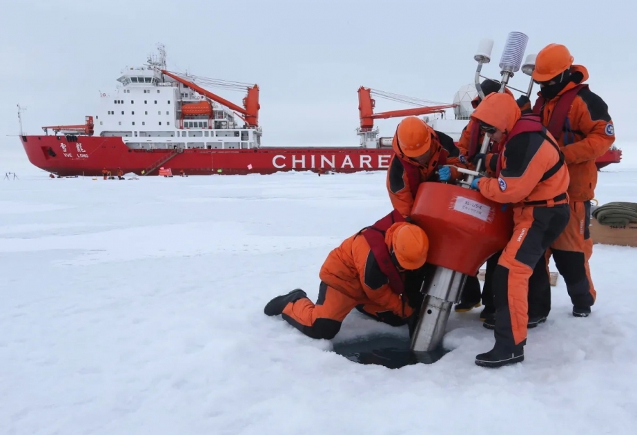 Çin iki buzqıran gəmisini Antarktidaya göndərib VİDEO