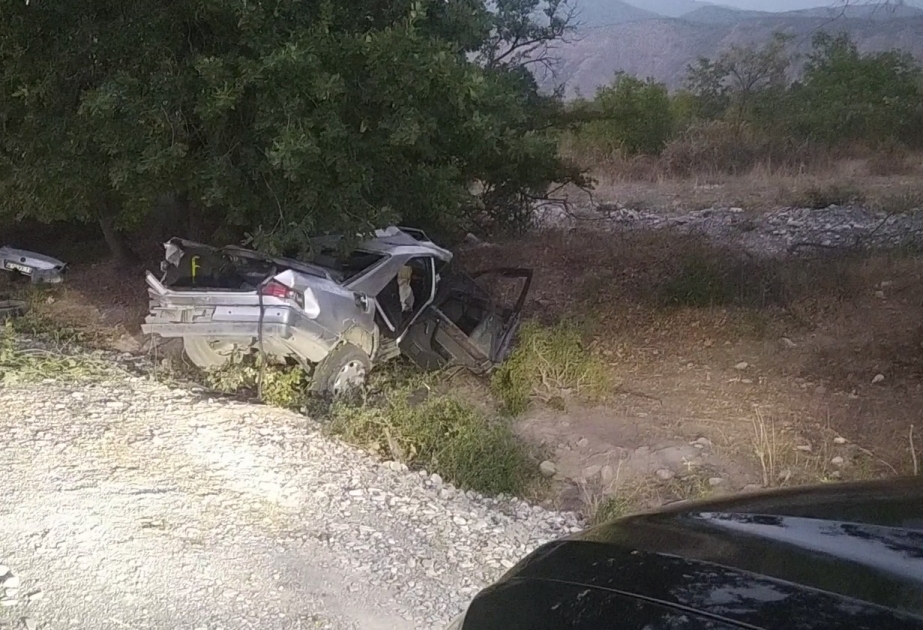 Balakəndə minik avtomobili traktorun qoşqusuna çırpılıb, bir nəfər ölüb