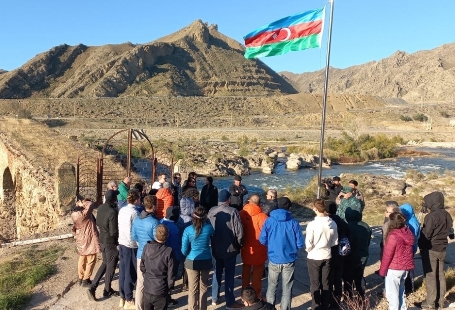 Les voyageurs internationaux provenant de 26 pays visitent le pont de Khoudaferin PHOTOS