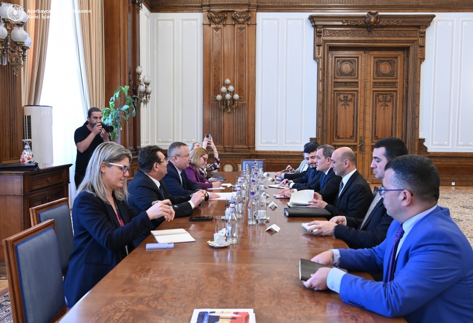 Aserbaidschanischer Außenminister und Präsident des rumänischen Senats treffen sich in Baku