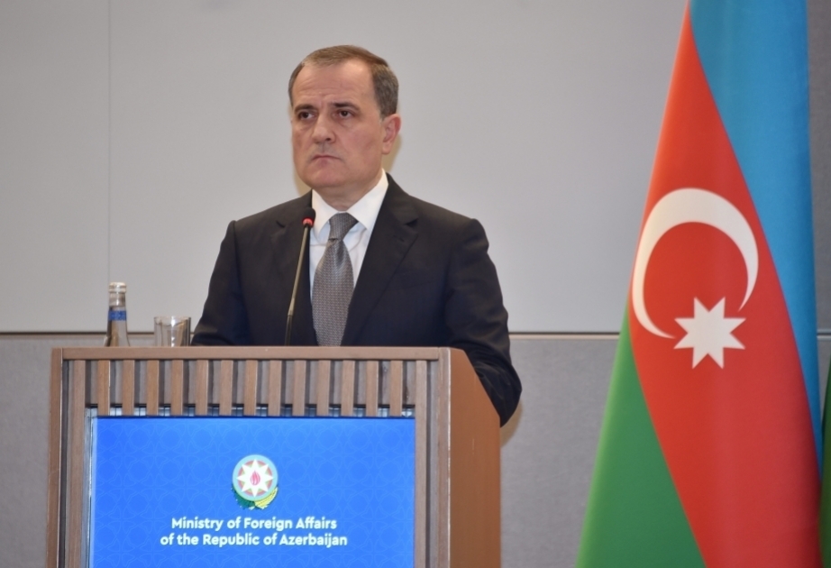 Aserbaidschans Außenminister Jeyhun Bayramov weilt zu offiziellen Besuch in Serbien
