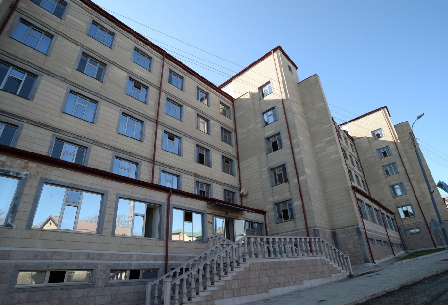 El Presidente Ilham Aliyev se familiarizó con los edificios de la escuela de formación profesional y el colegio en la ciudad de Shusha