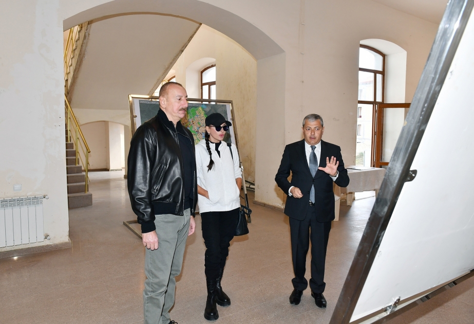 Präsident Ilham Aliyev inspiziert Arbeiten an Mädchengymnasium in der Stadt Schuscha VİDEO