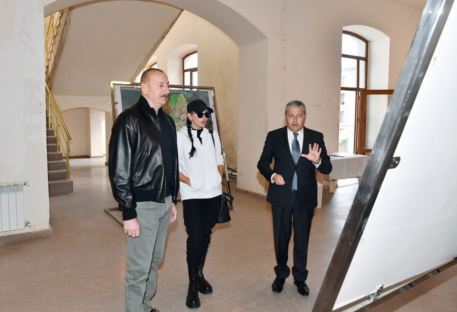 El Presidente Ilham Aliyev inspeccionó las obras en marcha en el edificio histórico del Gimnasio de Niñas en Shusha