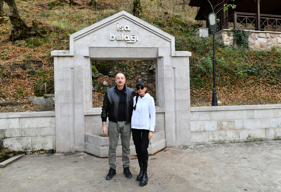Präsident Ilham Aliyev und First Lady Mehriban Aliyeva besuchen Quelle „Isa-Bulag“ in Schuscha VİDEO