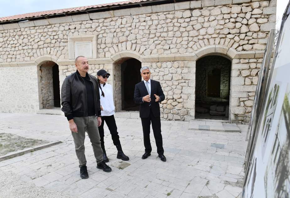 Präsident Ilham Aliyev macht sich mit Restaurierungsarbeiten an Mamayi-Moschee in Schuscha vertraut VİDEO
