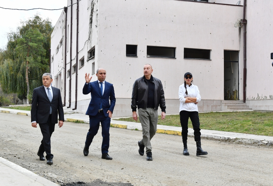 Präsident Ilham Aliyev besichtigt Gebäude einer Berufsschule und Hochschule in der Stadt Schuscha VİDEO
