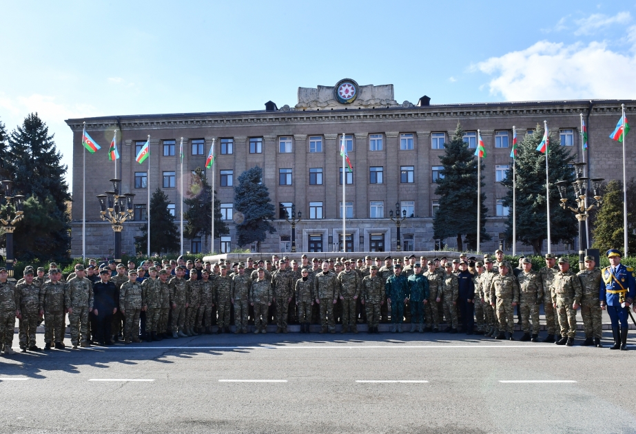 Militärparade zum dritten Jahrestag des Sieges im Vaterländischen Krieg in Khankendi Präsident Ilham Aliyev und First Lady Mehriban Aliyeva nehmen an der Parade teil VIDEO