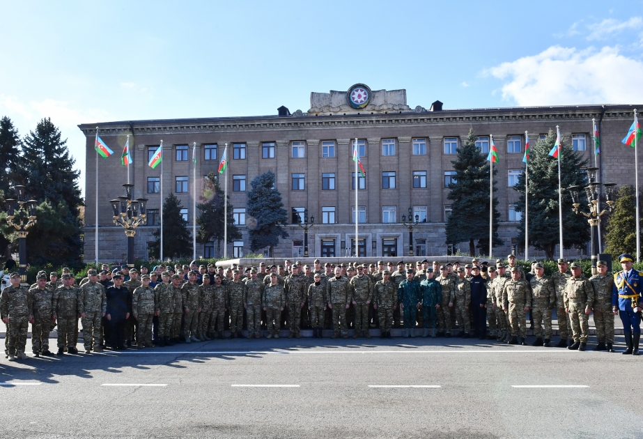 Un défilé militaire consacré au 3e anniversaire de la victoire remportée dans la Guerre patriotique se tient à Khankendi  Le président de la République et la première dame assistent au défilé militaire MIS A JOUR VIDEO