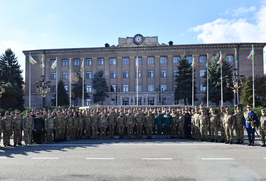 Se celebra en la ciudad de Khankandi el desfile militar dedicado al 3er aniversario de la Victoria en la Guerra Patria  El presidente Ilham Aliyev y la primera dama Mehriban Aliyeva asistieron al desfile