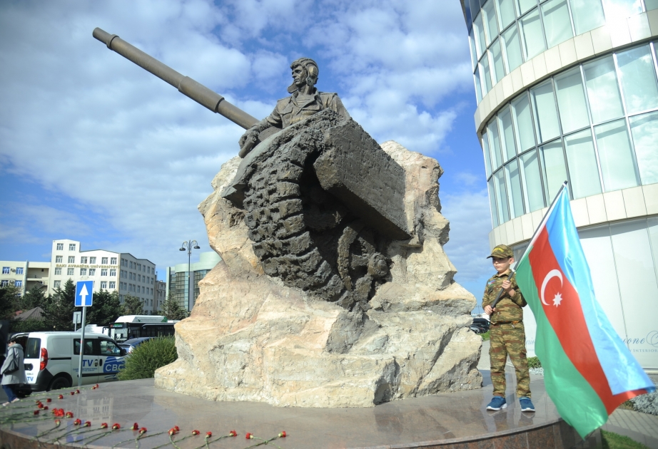 Veteran tankçılar Zəfər Gününün üçüncü ildönümünü təntənə ilə qeyd ediblər