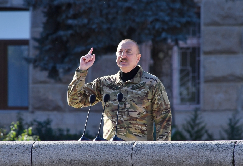 Präsident Ilham Aliyev: Ich habe nie daran gezweifelt, dass dieser Tag kommen wird und in der Stadt Khankendi eine Militärparade unter aserbaidschanischer Flagge stattfinden wird