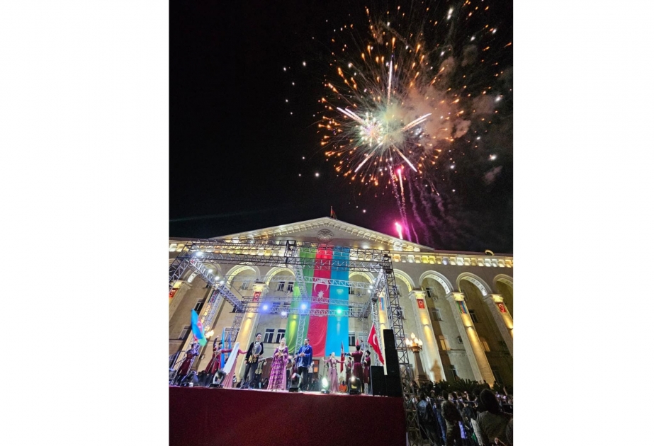 Gəncədə Zəfər Günü münasibətilə konsert keçirilib, atəşfəşanlıq olub - YENİLƏNİB