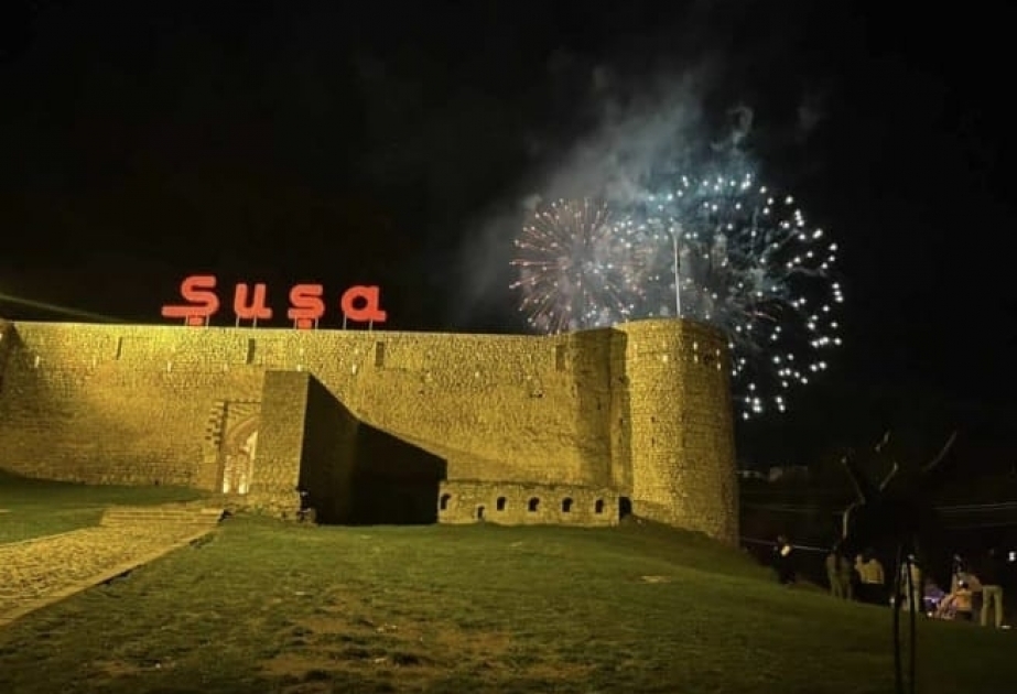 Spektakuläres Feuerwerk in Schuscha