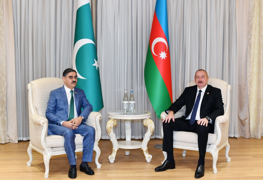 El Presidente de Azerbaiyán Ilham Aliyev se reunió con el Primer Ministro interino de Pakistán en Tashkent