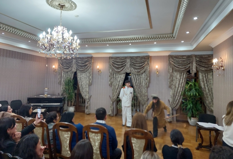 Azərbaycanlı şagirdlər Tbilisidə maraqlı konsert proqramı ilə çıxış ediblər