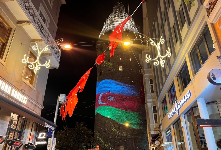 İstanbuldakı Qalata qülləsi Azərbaycanın Dövlət Bayrağı və Xarıbülbül rəsmləri ilə işıqlandırılıb VİDEO