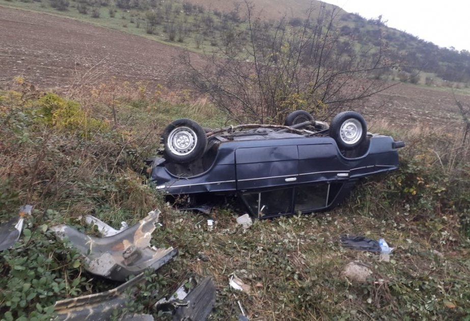 Şabranda “Nissan”la toqquşan “Jiquli” dərəyə aşıb, beş nəfər xəsarət alıb