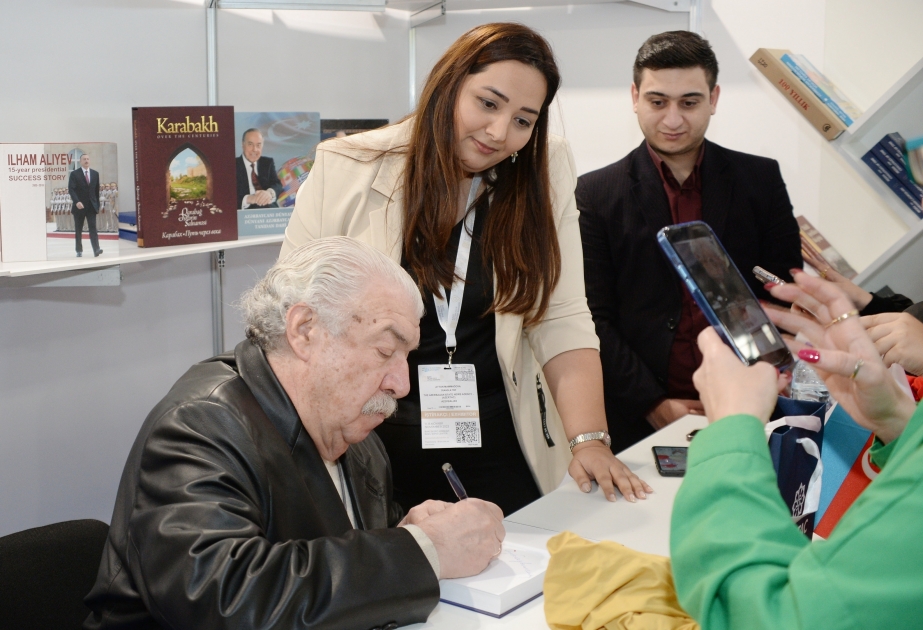 Feria Internacional del Libro de Bakú: Mijail Gusman y Reza Deghati visitan el stand de AZERTAC