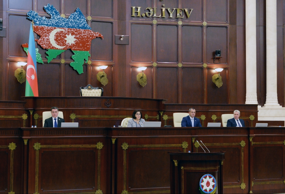 Milli Məclisdə 2024-cü ilin dövlət büdcəsi zərfinə daxil olan qanun layihələrinin müzakirəsinə başlanılıb