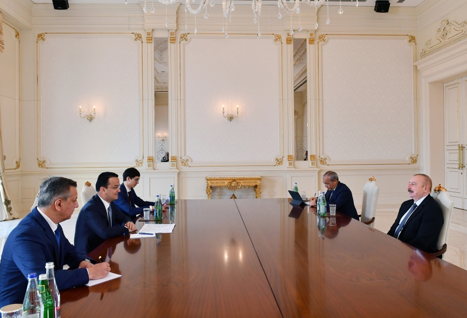 Präsident Ilham Aliyev empfängt usbekischen Minister für Investitionen, Industrie und Handel VIDEO