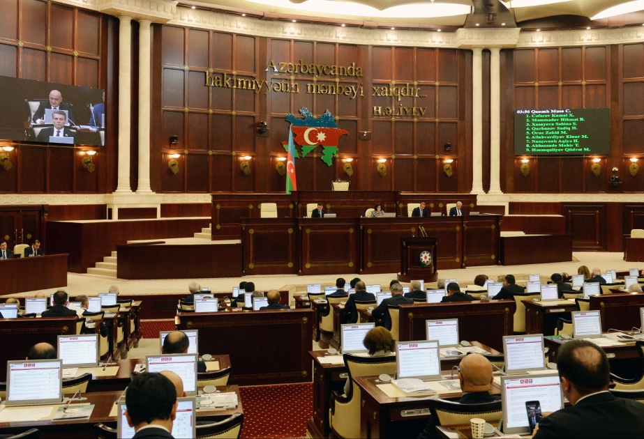 Milli Məclisdə 2024-cü ilin dövlət büdcəsi zərfinə daxil olan qanun layihələrinin müzakirəsi davam edir