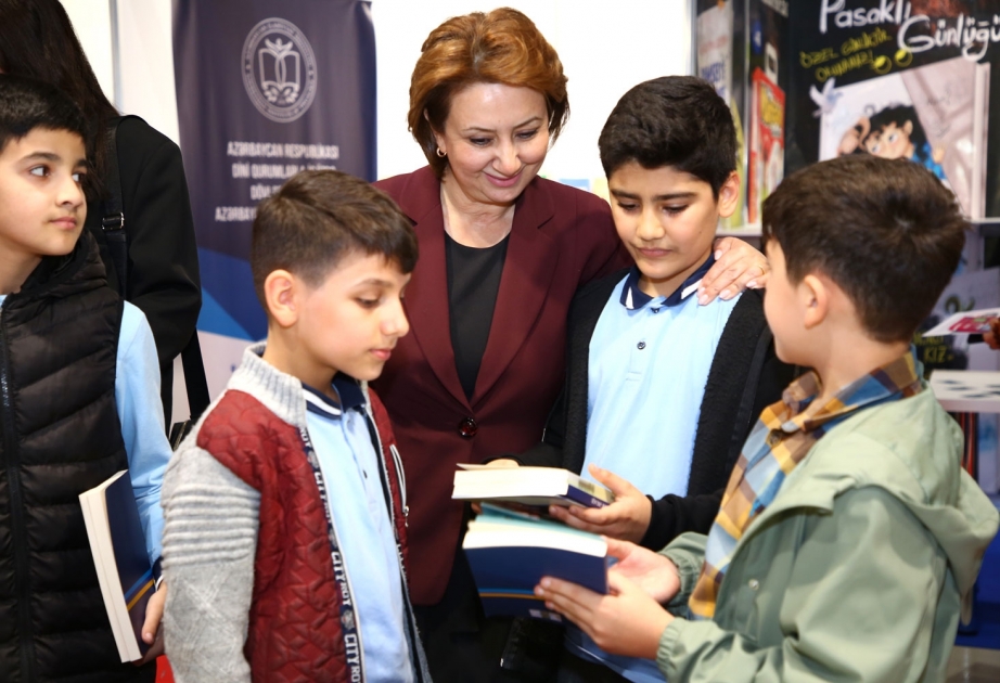 Mehriban Vəliyeva şagirdlərlə birgə Bakı Beynəlxalq Kitab Sərgisi ilə tanış olub