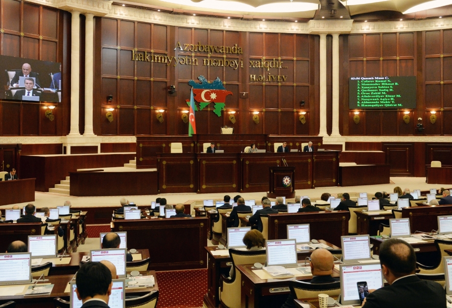 Проходит очередное пленарное заседание Милли Меджлиса