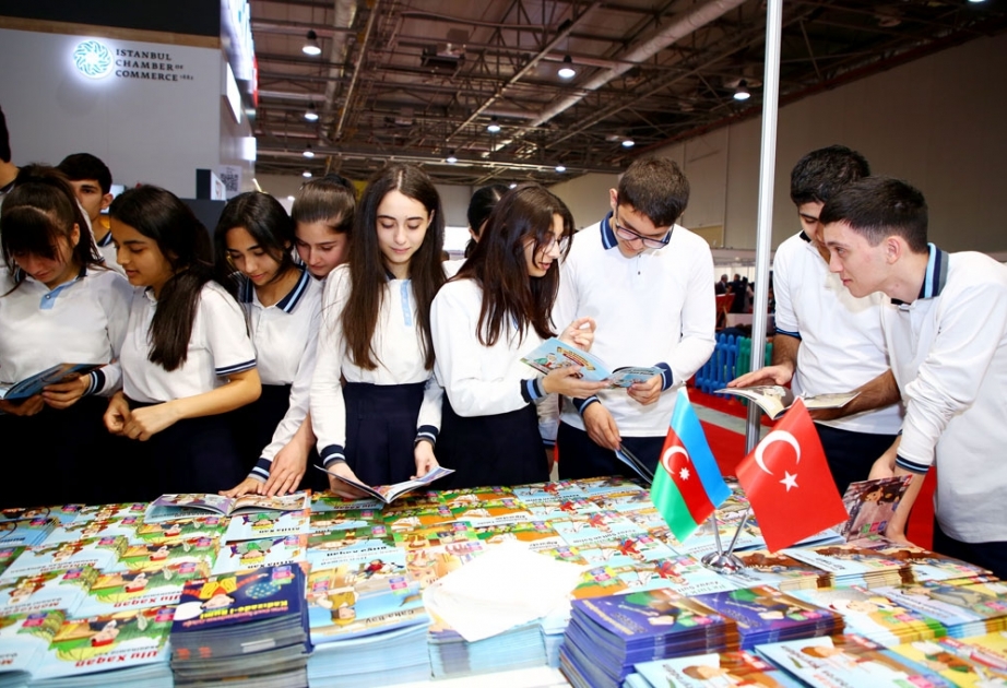 Paytaxt məktəbliləri Bakı Beynəlxalq Kitab Sərgisində