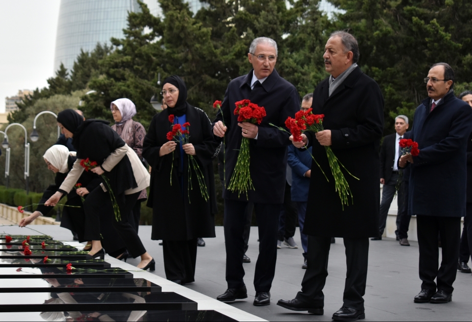 Türkiyə ekologiya nazirliyinin nümayəndə heyəti Şəhidlər xiyabanını ziyarət edib