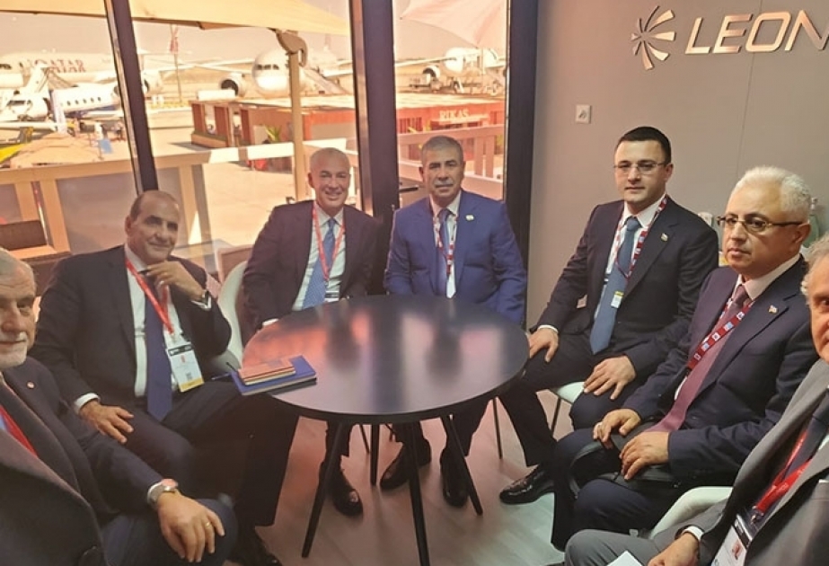 Los altos cargos del Ministerio de Defensa de Azerbaiyán se familiarizan con los productos militares de la empresa italiana