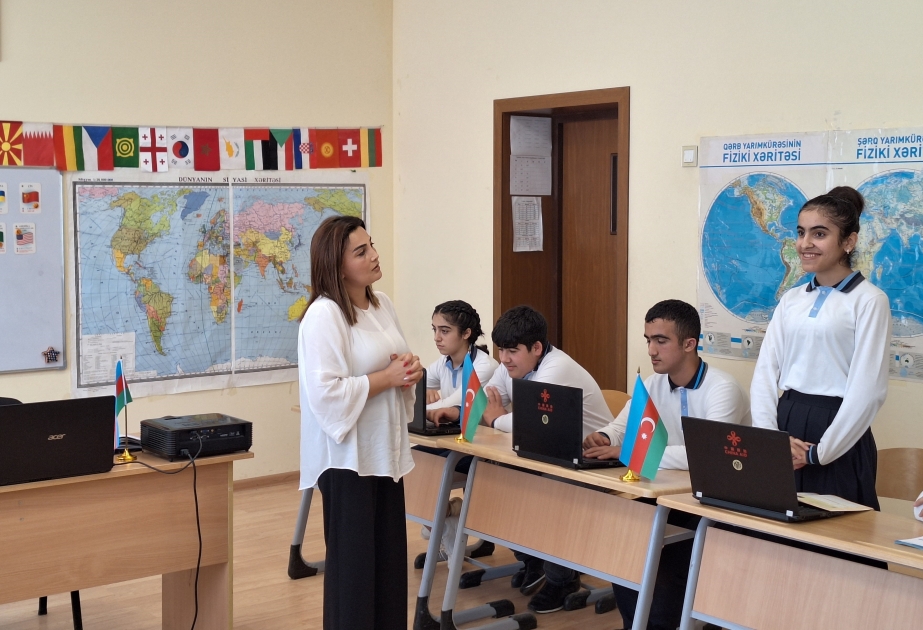 Ученица лянкяранской школы изучает языки 12 народов  ФОТО
