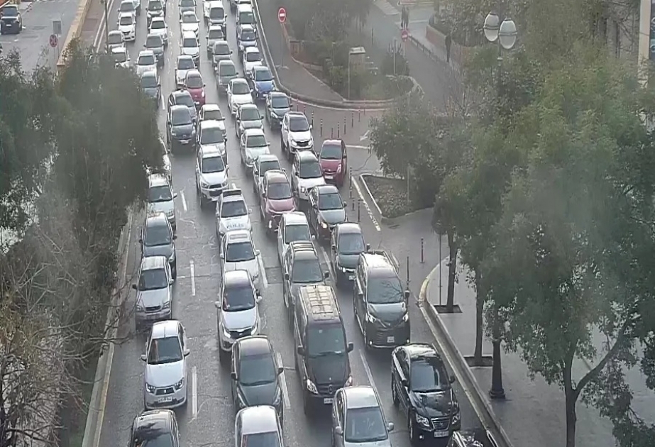 Paytaxtın bir sıra yollarında sıxlıq yaranıb  SİYAHI