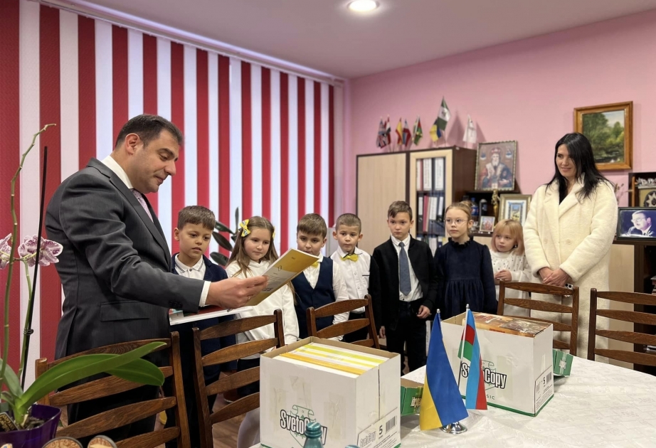 Лицею «Лингвист» имени Зарифы Алиевой в Ирпене переданы учебники по азербайджанскому языку ВИДЕО