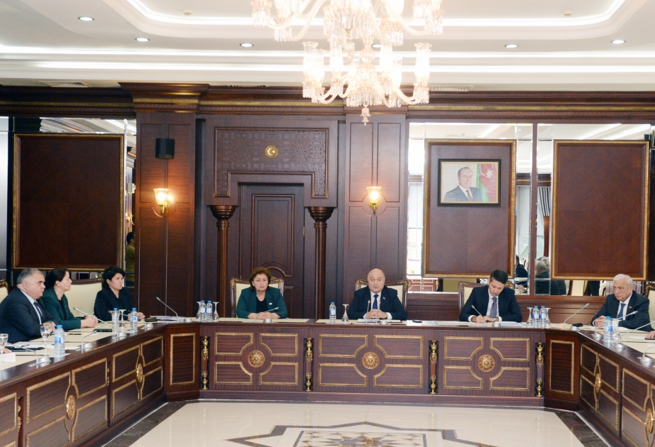 Hamilə və azyaşlı uşağa baxan qadınların əmək hüquqları ilə bağlı imtiyazlar artırılır