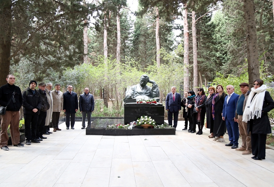 Elmi ictimaiyyətin nümayəndələri akademik Mirəsədulla Mirqasımovun məzarını ziyarət ediblər