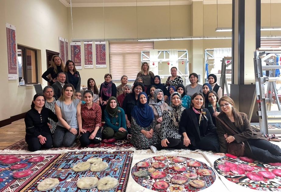 “Bağçada meyvələr” xalça kolleksiyasının ilk xalçalarının hanadan kəsimi mərasimi keçirilib