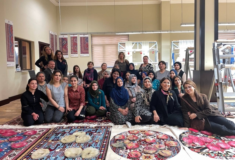 Event on cutting the first carpets of carpet collection "Fruits in the Orchard" took place by the support of "Azerkhalcha" OJSC