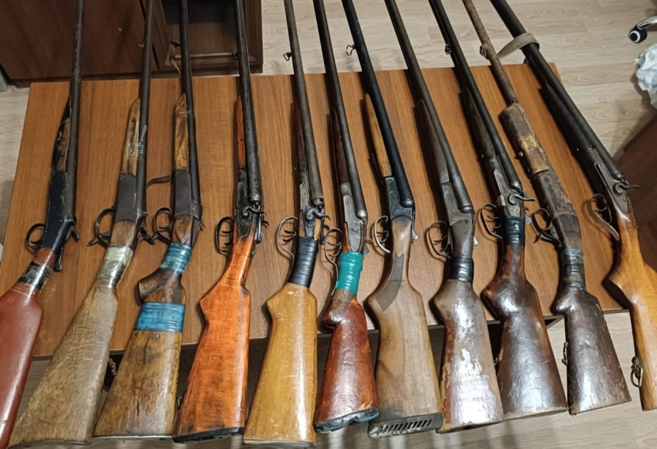 Şirvanda vətəndaşlar qanunsuz saxladıqları 11 ov tüfəngini polisə könüllü təhvil veriblər