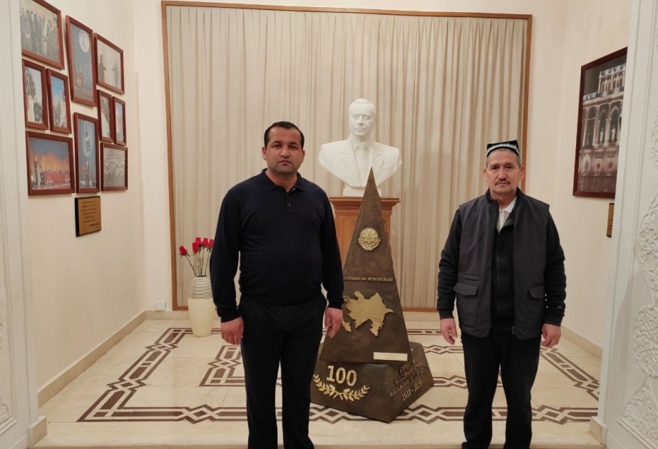 Özbəkistanlı alimlər Ədəbiyyat muzeyində olublar
