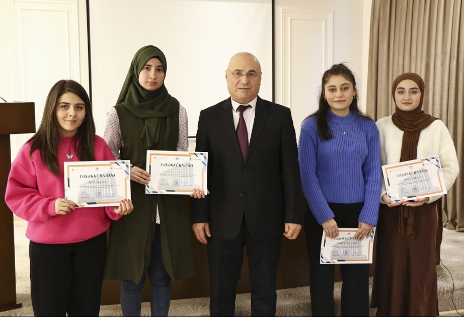 “AzMİU Academy” kurslarını fərqlənmə ilə bitirən 50 tələbə təltif olunub