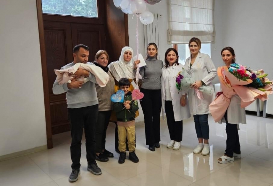 Vaxtından əvvəl dünyaya gələn körpə 70 günlük müalicədən sonra sağlam şəkildə ailəsinə qovuşub
