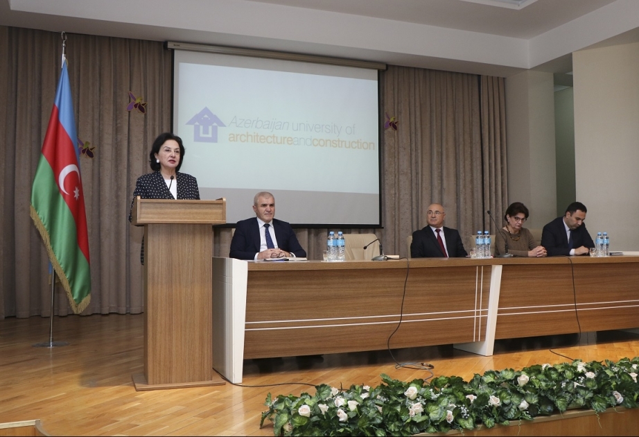 Rektor İnşaat fakültəsinin I kurs tələbələri ilə görüşüb